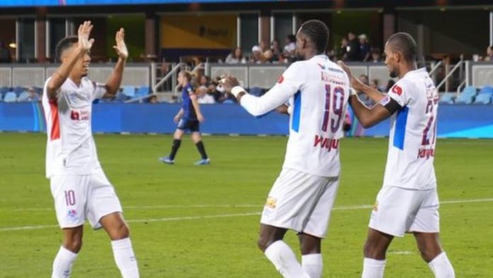 Yan Maciel, Yustin Arboleda y Jerry Bengtosn, celebran uno de los goles del Olimpia que empató 2-2 con el San José Earthquakes en partido amistoso internacional.