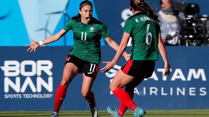 La "Maga" Lizbeth Ovalle celebra uno de los goles del equipo mexicano sobre las argentinas.