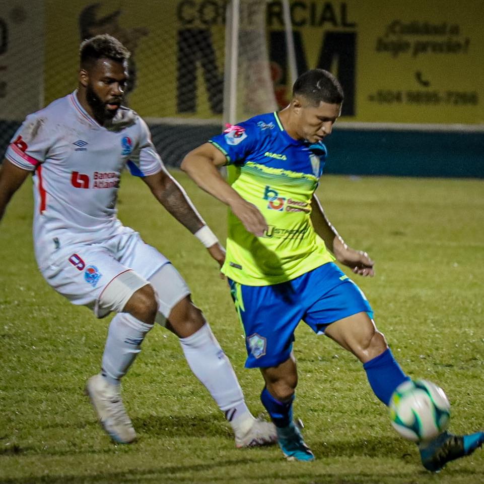 El volante de contención de Potros, Héctor Castellanos, cubre el balón presionado por Jorge Benguché.