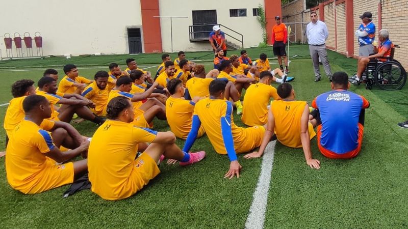 Ramón Maradiaga y Héctor Castellón dialogan con los jugadores de Lobos UPNFM.