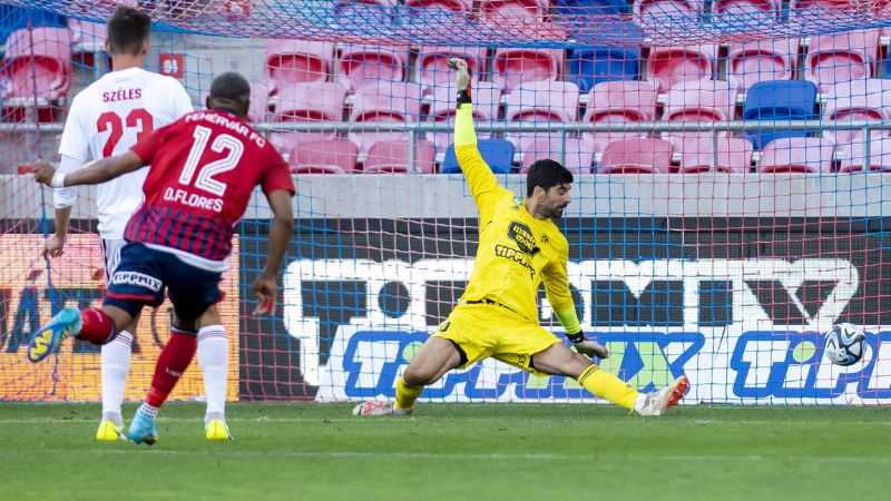 Deybi Flores remata desde fuera del área para vencer al guardameta del equipo Kisvarda.