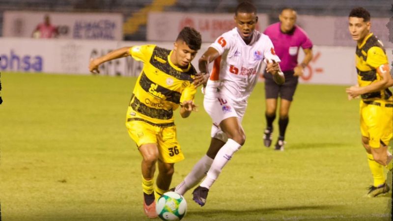 Roberto Osorto, del Real España, es marcado por el defensa del Olimpia, Julián Martínez.