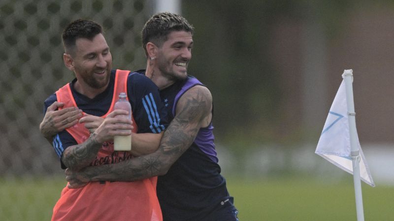 El volante de contención Rodrigo Javier de Paul bromea con el capitán de la albiceleste, Lionel Messi. 