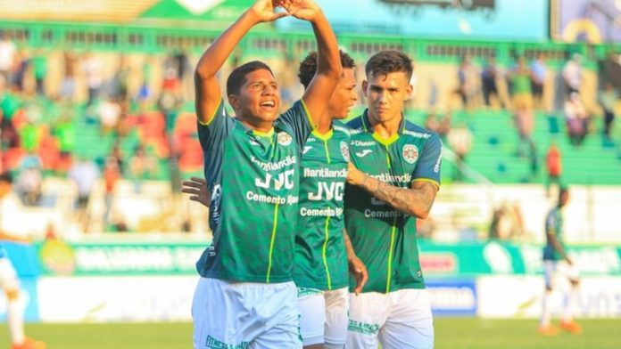 El marathonista Samuel Elvir celebra el gol que le daba el empate momentáneo a su equipo frente a Motagua.