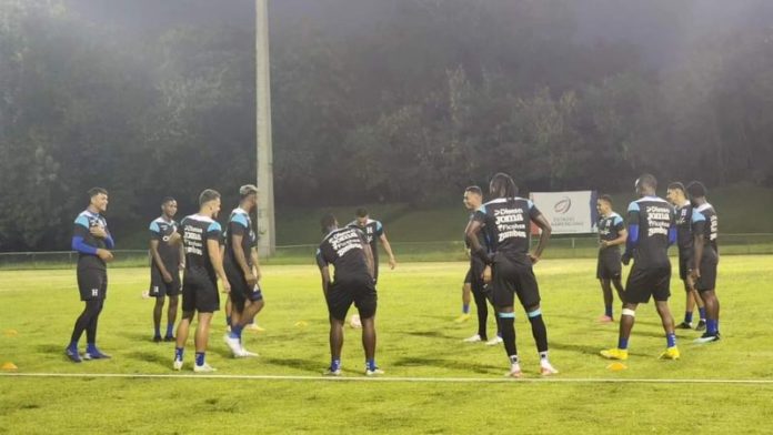 Los integrantes de la Selección Nacional trabajaron en la cancha del estadio Panamericano San Cristóbal de Santo Domingo.