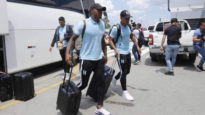 Con la novedad del españolista Elison Rivas, la Selección Nacional de Honduras se trasladó este lunes a República Dominicana.
