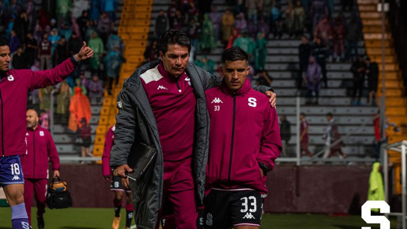 El técnico del Saprissa, Vladimir Quesada, abraza al delantero hondureño, Michael Chirinos.