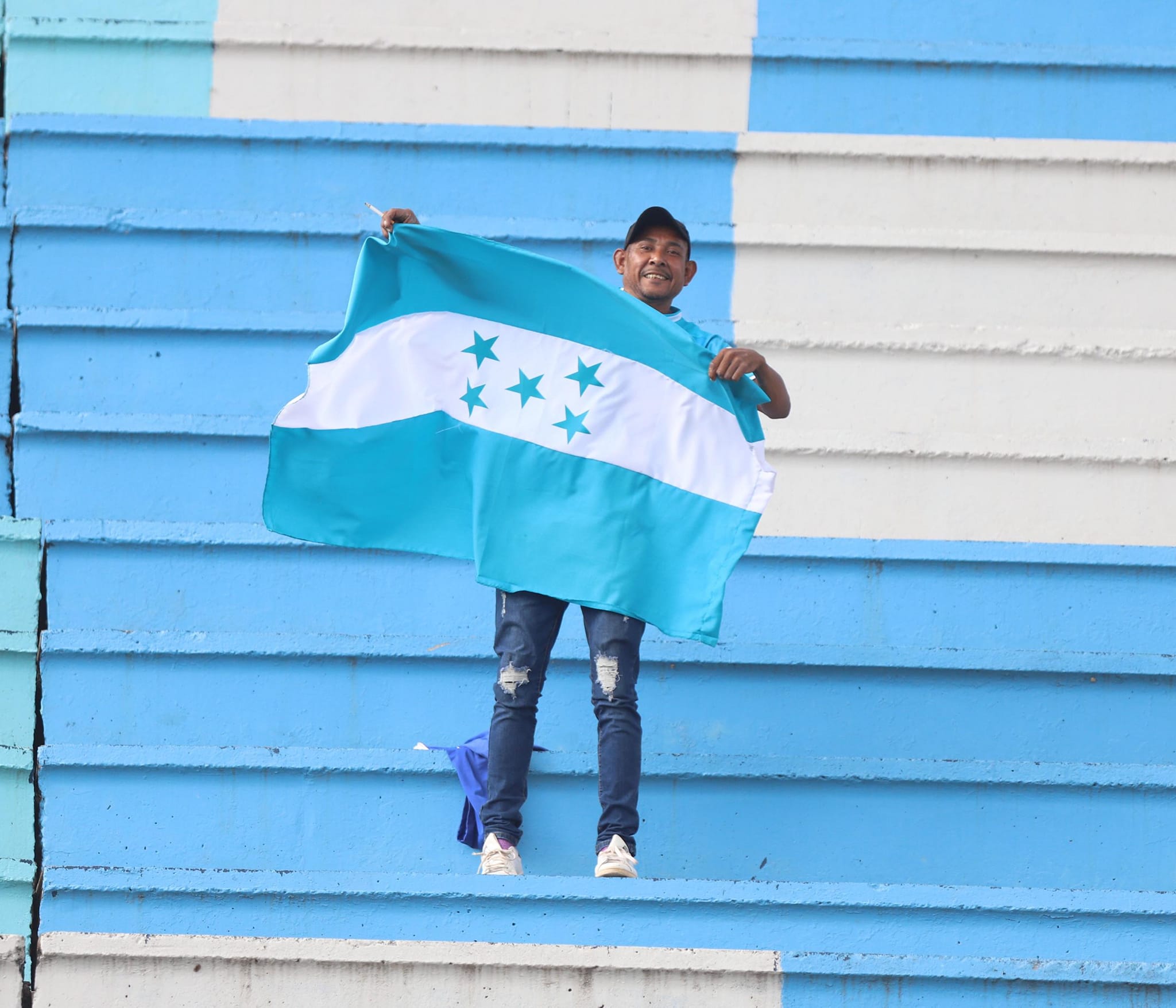 Wilmer Martínez fue el primer aficionado a la H que llegó al estadio Nacional "Chelato Uclés".