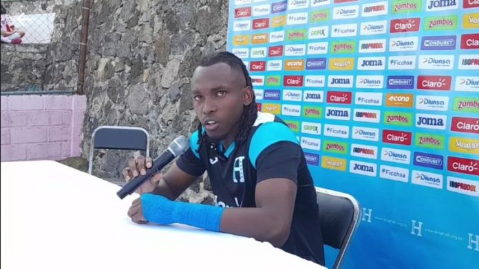 El delantero Alberth Elis dijo confiar en el profesionalismo del árbitro salvadoreño, Iván Barton, que dirigirá el partido del martes.