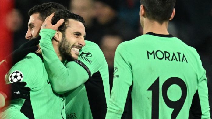 El defensor español del Atlético de Madrid #22 Mario Hermoso (C) celebra con sus compañeros de equipo después de marcar el segundo gol.