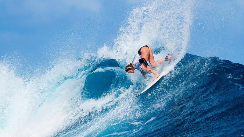 La australiana Laura Enever batió el récord femenino Guinness de la ola más alta surfeada sin la ayuda de un jet-ski.