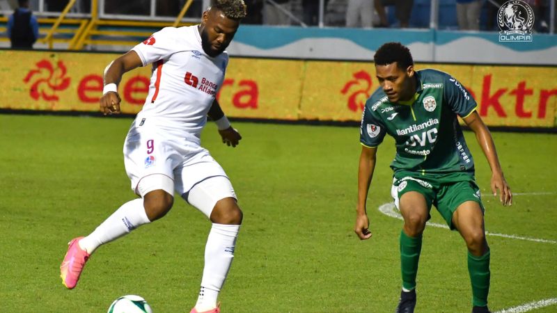 El delantero de Olimpia, Jorge Benguché, enfrenta al marathonista Kenny Bodden.