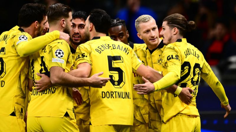 El delantero alemán del Dortmund #11 Marco Reus (2ndR) celebra con sus compañeros de equipo después de marcar un penalti.