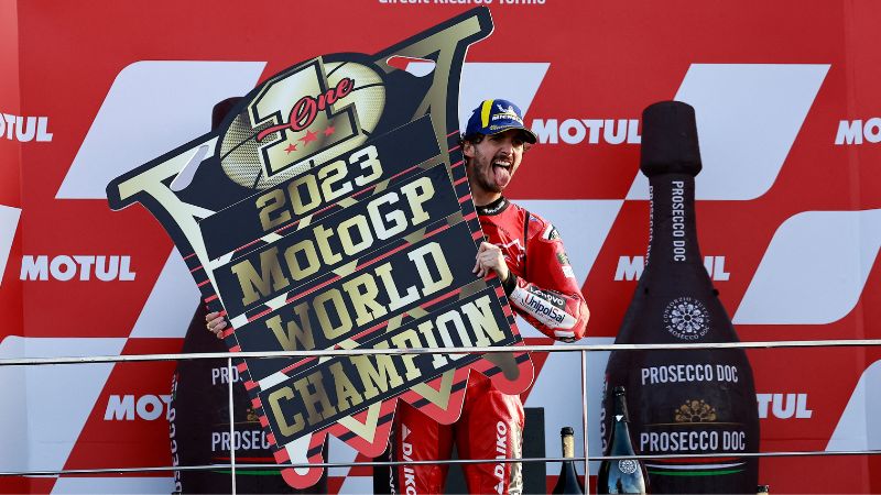 El piloto italiano de Ducati Francesco Bagnaia celebra en el podio tras ganar el Gran Premio de MotoGP Valencia en el circuito Ricardo Tormo de Cheste.