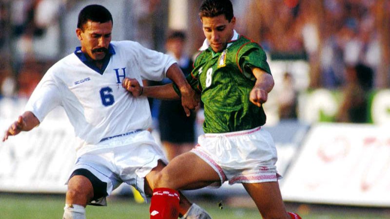 El jugador catracho, Mauricio "Guicho" Funez, marcando al futbolista de México, Alberto García Aspe. 