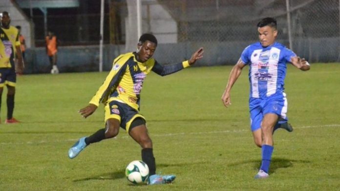 El comayagüense Leonel Casildo despeja el balón ante la llegada de Gaspar Triverio, del Victoria.