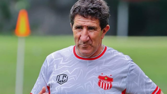 El técnico de Vida, Héctor Vargas, recomienda el nombramiento de árbitros por sorteo.