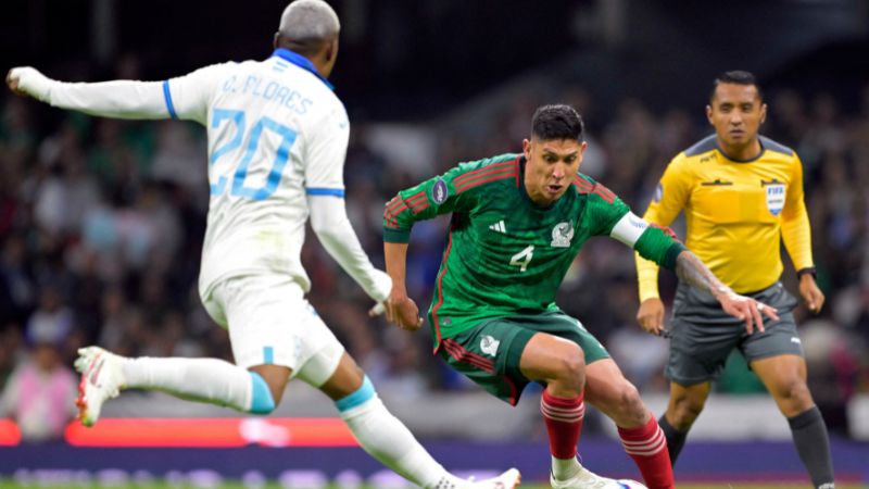 El árbitro salvadoreño Iván Barton irrespetó el protocolo de la FIFA ante los gritos homofóbicos durante el partido entre México y Honduras en el estadio Azteca.