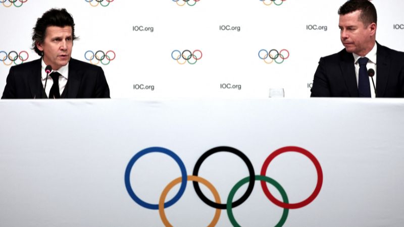 El director ejecutivo de los Juegos Olímpicos, Christophe Dubi (i), y el director deportivo de los Juegos Olímpicos, Kit McConnell.
