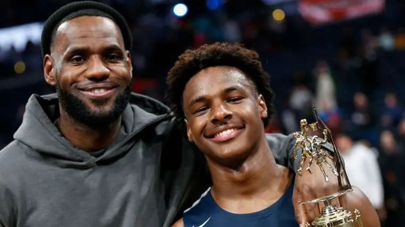 LeBron posa con su hijo Bronny James, quien recibió luz verde para volver a jugar al baloncesto.