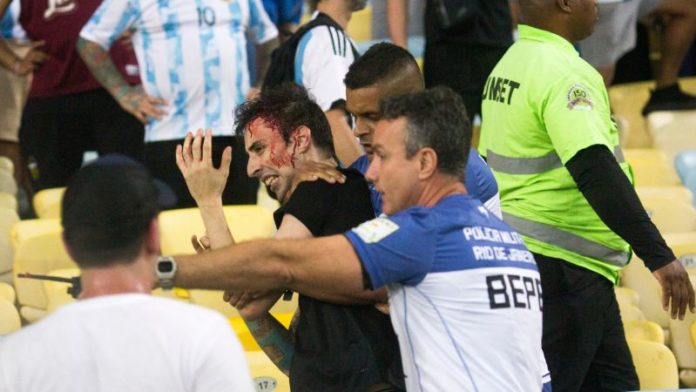 Varios aficionados resultaron lesionados a raíz de los disturbios en las graderías del estadio Maracaná.