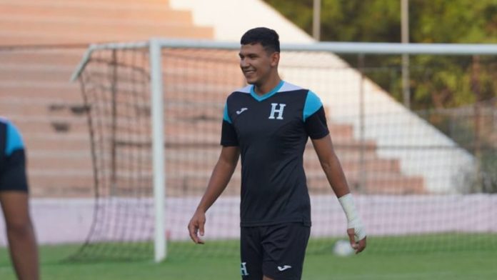 El joven defensa central de Motagua, Luis Vega, se siente privilegiado con vestir la camisa nacional.