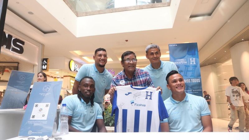 En el mall capitalino, los seleccionados firmaron camisas y se tomaron fotografías con los aficionados al fútbol.