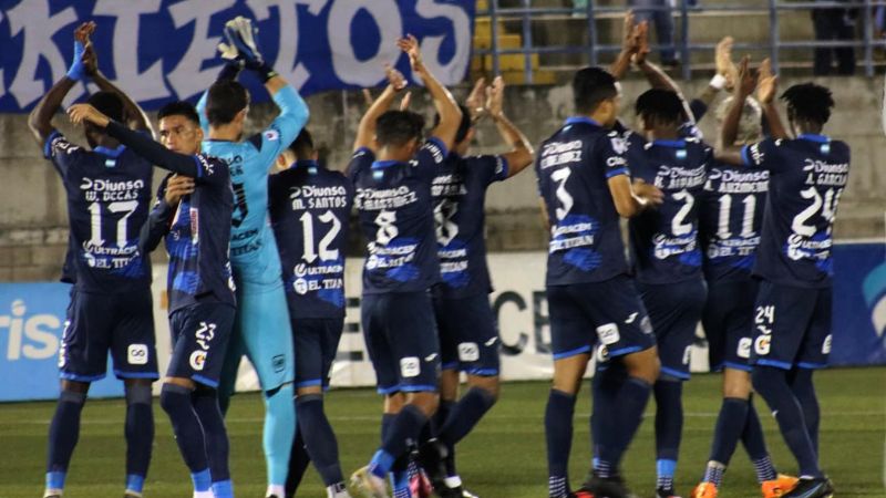 Los jugadores de Motagua saludan a sus hinchas que los acompañaron en el estadio Emilio Williams de Choluteca.