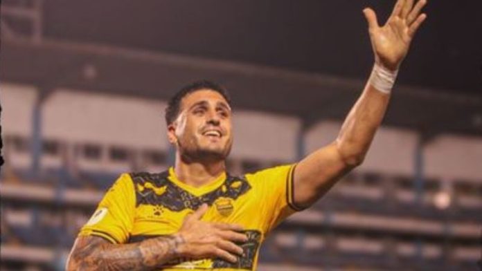 El argentino Ramiro Rocca celebra el gol que le dio el triunfo al Real España sobre Real Sociedad.