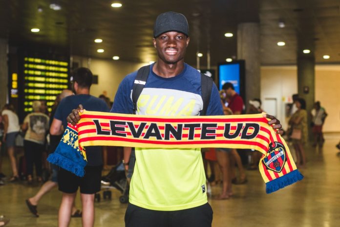 aphael Dwanema también jugó para el Levante del fútbol español. Tuvo un problema cardiaco pero siguió jugando fútbol. Foto: Club Levante.