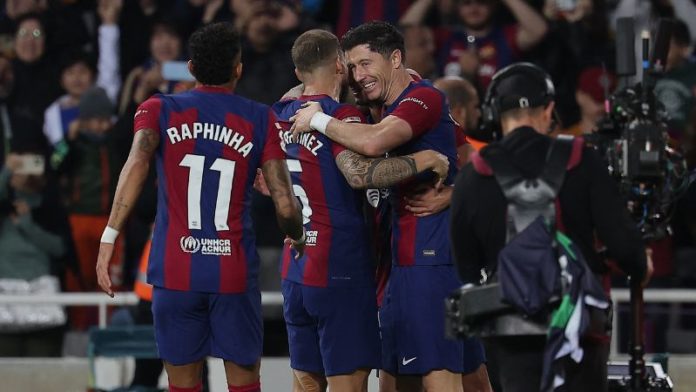 El goleador polaco Robert Lewandowski salvó al Barcelona contra el Alavés.