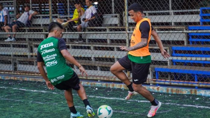 En el entrenamiento del viernes, Selvin Guevara sufrió una lesión que lo separa del Marathón por lo que resta del torneo de Apertura.