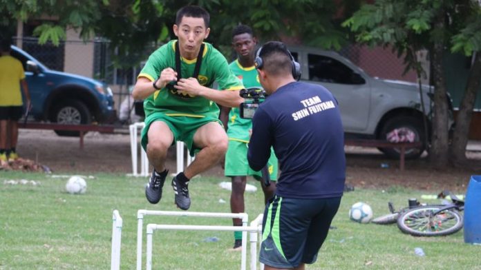 El influencer japonés Shin Fujiyama trabajó con el equipo Parrillas One de la Liga de Ascenso.