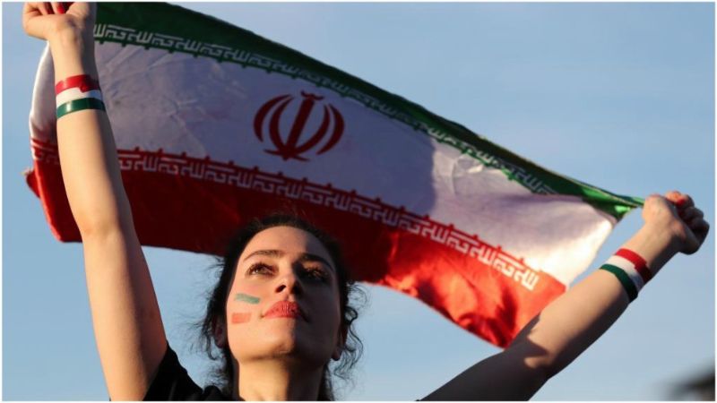 El fútbol femenino celebra la asistencia de unas 3 mil mujeres en las graderías de un estadio en Irán.
