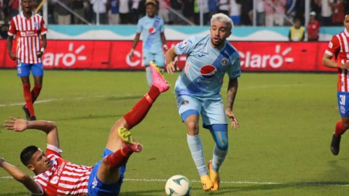 El delantero argentino Agustín Auzmendi dice lamentar haber fallado el penal contra Olimpia.