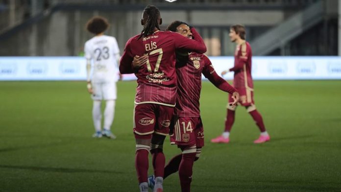 Alberth Elis celebra el segundo gol del Girondins sobre el Union Sportive du Litoral de Dunkerque.