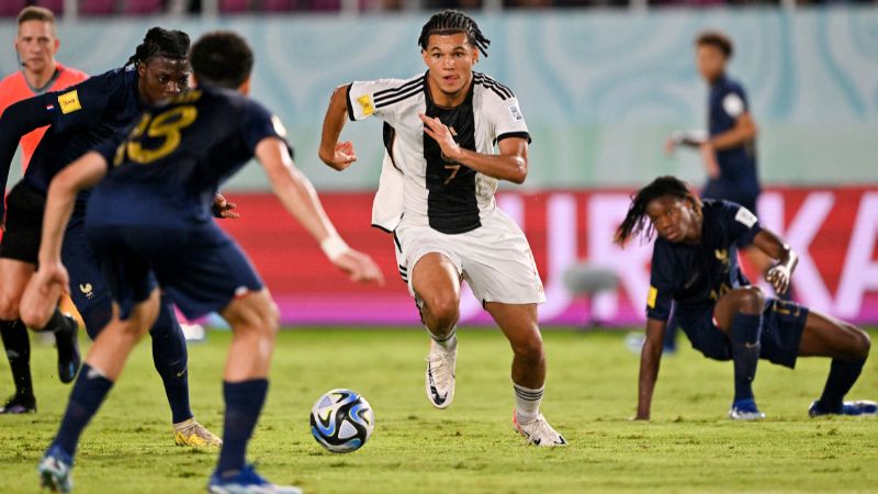 El delantero alemán Paris Brunner pasa un balón más allá del centrocampista francés Fode Sylla y el defensor Aymen Sadi.