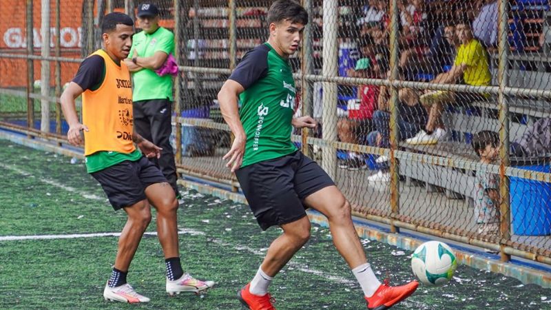 El defensa central, André Orellana, podría dejar las filas de Marathón para retornar al Olimpia.