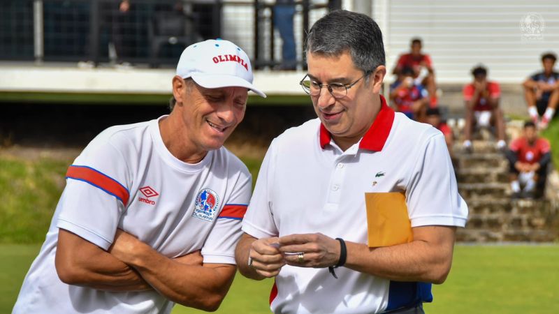 Pedro Troglio tiene contrato hasta el mes de mayo del 2024 con Olimpia, asegura "Rafa" Villeda.