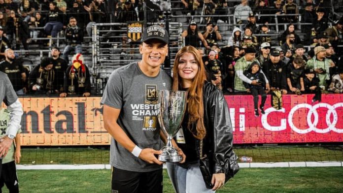 Denil Maldonado posa con el trofeo que acredita a Los Ángeles FC como campeón de la Confederación Oeste en la MLS.