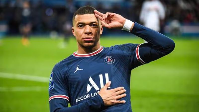 Kylian Mbappé quedó en tercer lugar en las votaciones del Balón de Oro 2023 por debajo de Erling Haaland (segundo) y Lionel Messi (primero). 