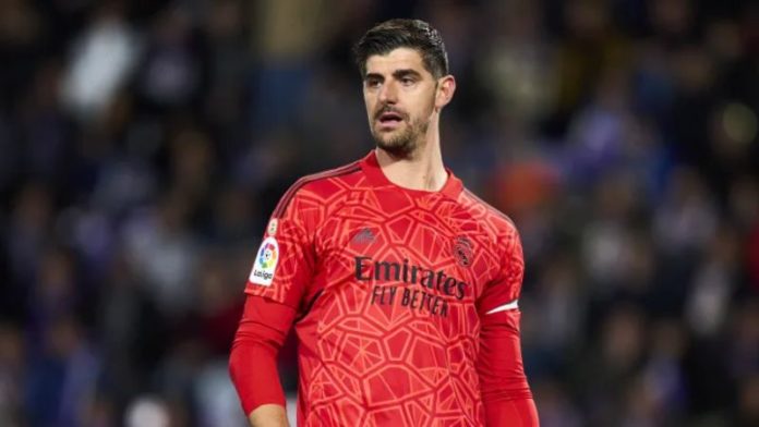 Thibaut Courtois se mantiene como baja para el Real Madrid por una rotura del ligamento cruzado de su rodilla izquierda.