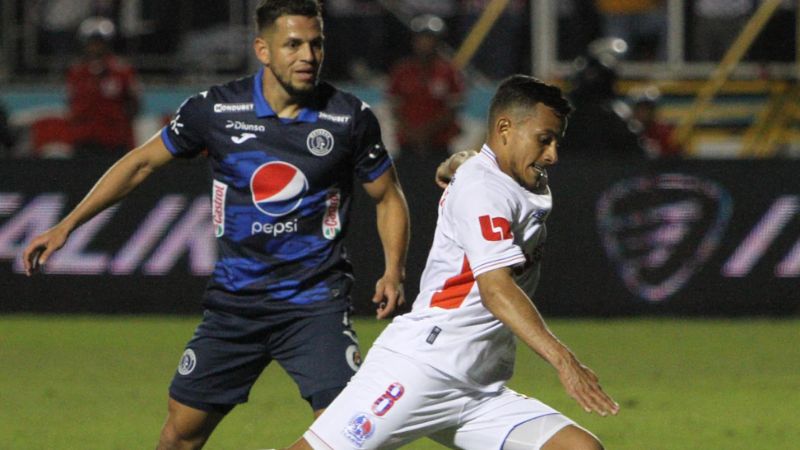 Finaliza el primer tiempo, Motagua toma la delantera en el marcador 1-0 ante Olimpia.