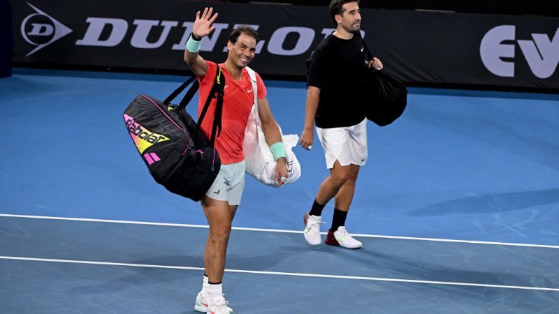 El español Rafael Nadal (i) y su compañero Marc López saludan después de perder su partido de dobles masculino contra los australianos Max Purcell y Jordan Thompson en el torneo internacional de tenis de Brisbane.