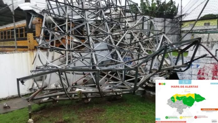 Una torre de alumbrado del estadio Excélsior colapsó la madrugada de este sábado.