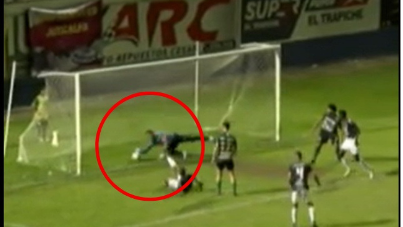 Claramente se ve que el portero del Juticalpa FC, Mariano Pineda, saca el balón cuando este ya había superado la línea de gol.