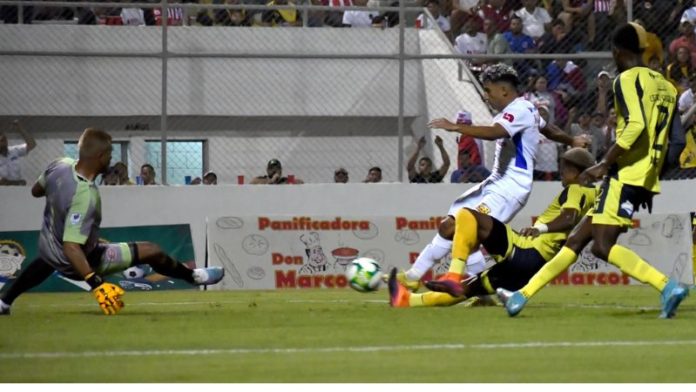 En esta acción, José Mario Pinto anota el único gol del Olimpia y del partido.