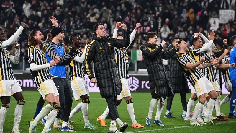 Los jugadores de la Juventus celebran su victoria al final del partido de fútbol de la Serie A italiana ante la Roma en el estadio Allianz de Turín.