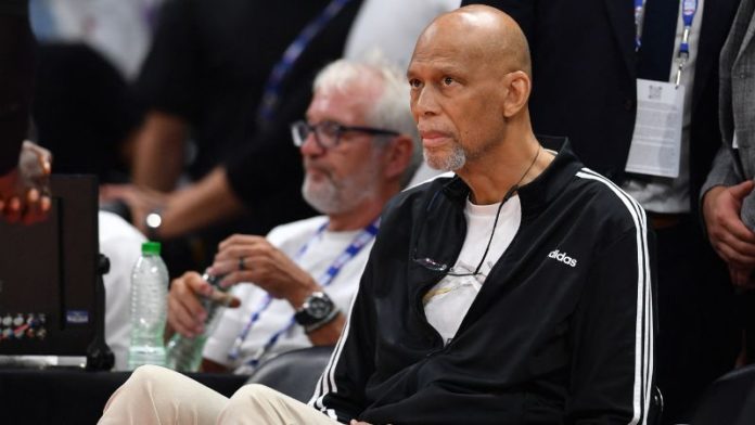 El ex basquetbolista Kareem Abdul-Jabbar fue hospitalizado tras sufrir una caída.