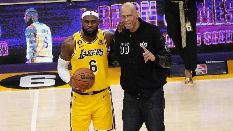 El ex basquetbolista Kareem Abdul-Jabbar aparece junto a LeBron James.